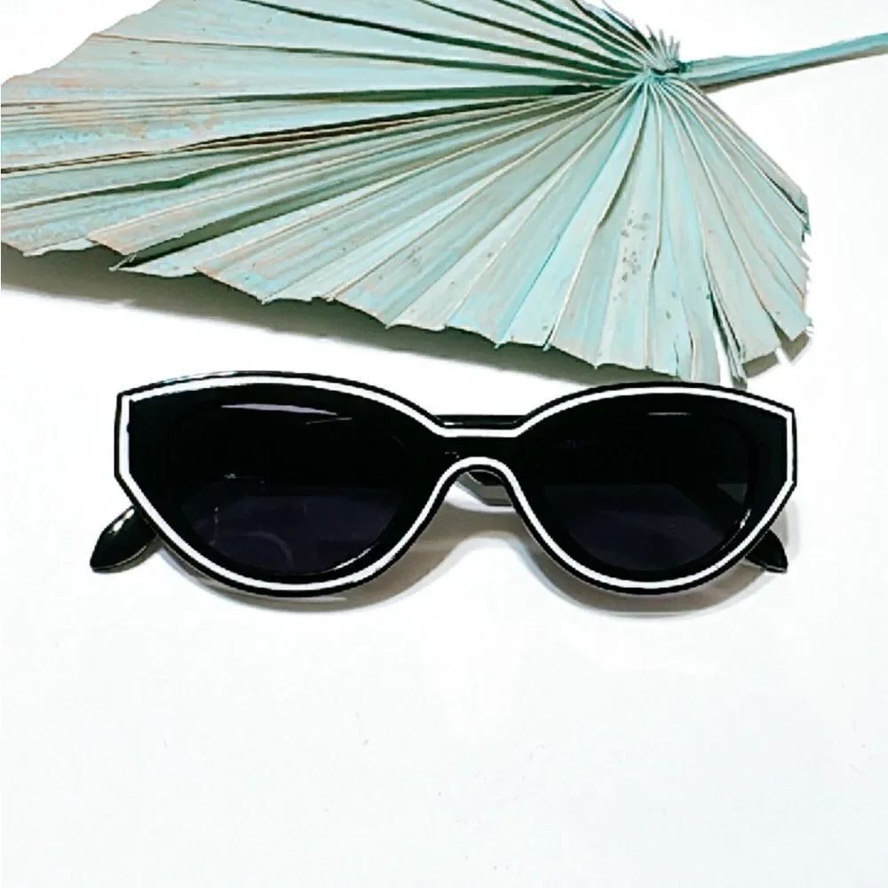 TrendyāblackāframeāsunglassesāE11 - Picture 2 of 3